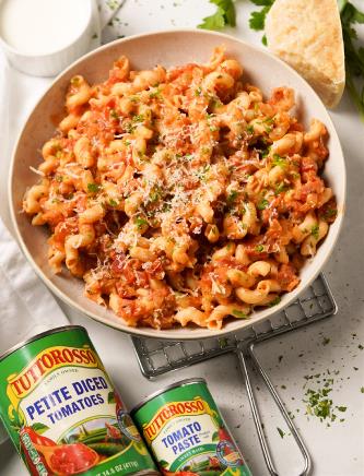 TUT_CreamyTomatoSauceWithPasta1_585x810